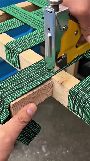 Attach a staple to the edge of the table so that it can be attached to the wooden dining table