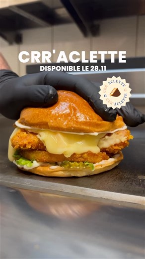 Crrsp 💥🇨🇭 on Instagram: "black friday, 28.11 💥🧡 Nouvelle crréation éphémère à la carte pour décrrisper l’hiver : le « Crr’aclette » 🙌🏻 Prix de lancement à 10CHF (ONLY THIS FRIDAY) 🏎️ Pain bun artisanal, sauce Crrsp « la fraîche », salade batavia & pickles de cornichons, rösti crroustillant, poulet ultra crrsp ou peas végé crrsp 🌱, raclette fondante et chutney de figue Bonne crroustillance 💥🤌🏻 #pouletfrit #raclette #burger #croustillant #lausanne #geneve #paris"