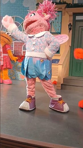 Abby sings her line of "Keep christmas with you"🩷🎄 #sesameplacephiladelphia #abbycadabby #elmo #zoe