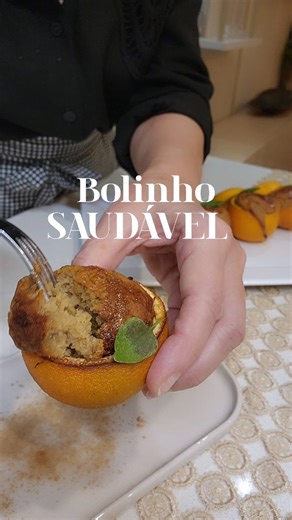 Jucyléia C. Machado/ Masterchef 10 on Instagram: "Receita aqui 👇 Além de lindo e delicioso, ainda é saudável. Sem glútem e sem lactose. Se gostou deixe um ❤️ pra eu saber tá ? Já compartilhe essa lindeza. Para Receita é só misturar tudo. 2 ovos 4 colheres ( sopa) óleo da sua preferência 3/4 xícara de mel 80ml ou (adoce a gosto) usei @sulmel_xaxim 1 xícara Suco de suco de laranja 1 xícara bem cheia de aveia ( leia o rótulo pois pode conter glútem) 130gr Raspas de laranja 1 colher ( sopa) 