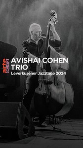 Sie fühlen, was sie spielen💓: Der emotionsgeladene Auftritt von Avishai Cohen mit der Schlagzeugerin Roni Kaspi und dem Pianisten Guy Moskovich Music bei den Leverkusener Jazztagen 2024 zieht das Publikum in seinen Bann. so.arte/avishaicohentrio | ARTE Concert
