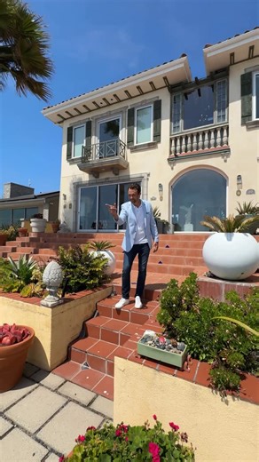 If swiping left ever looked this good… 👀 At 5143 Shore Drive, every direction I “swipe” leads to ocean views, Italian architecture, and the kind of coastal luxury that makes you forget what “ordinary” ever felt like. A true Carlsbad landmark, this 6-bedroom, 5,285 sq ft villa blends old-world romance with resort-style tranquility. Think dual oceanfront suites, a private-entry casita, lush courtyards, and the Pacific literally at your doorstep….I like to call this “beachfront OWNERSHIP” rather t