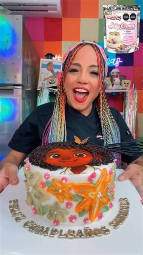 ¿Sabías que se puede decorar una gelatina como si fuera pastel? En este video te muestro cómo trabajo con Jelly Cream, un betún especial para gelatina que no se resbala, no se cae y permite usar espátula y duya. Aquí no solo decoramos: explicamos técnica, textura y proceso. Porque aprender también puede ser bonito 💖 #LadyGelatinas #GelatinaArtística #GelatinaDecorada #GelatinaCreativa #ReposteríaCreativa | Lady Gelatinas