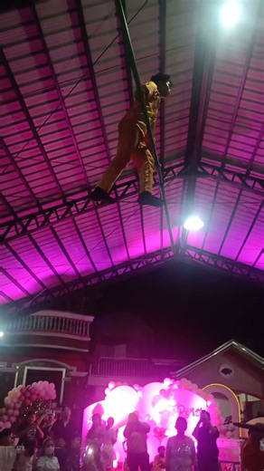 Acrobatics show with a high-wire walker for a birthday party #evententertainment #circusperformer