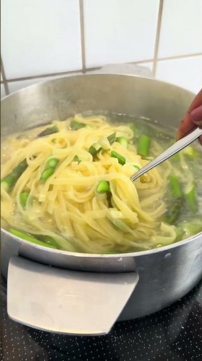 Creamy tagliatelle with salmon & asparagus 🤤 #foodblogger_de #greenasparagus #pastarecipe