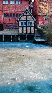 Slå lyden til og oplev isen tale. Det er en lidt særlig oplevelse i vintersolens lys. | Den Gamle By