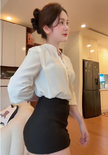 Linh Mít Mặc Đồ Pinky Khi Đi Làm