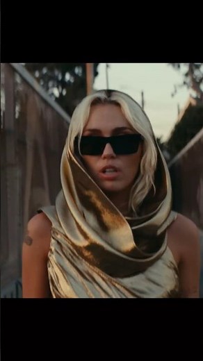 Miley Cyrus sings her emotional song Flowers pt1