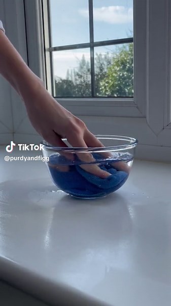 Easy Shower Screen Cleaning Hack with Vinegar and Microfiber Cloth