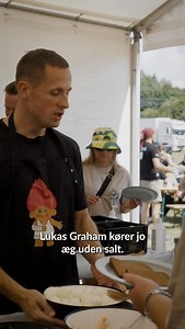 Nyt afsnit på Youtube! Sidste stop på Grøn Koncert for i år. Vi hjælper de frivillige, laver brevkasse og drikker slås ice. Link i bio!💚 | Benjamin Hav