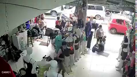 🚨 CAE “RATERA” EN EL MERCADO 4: LA ATRAPARON IN FRAGANTI.Una mujer fue detenida tras ser sorprendida robando mercaderías en un local del Mercado N° 4.Comerciantes alertaron del hecho y lograron retenerla hasta la llegada de la Policía.