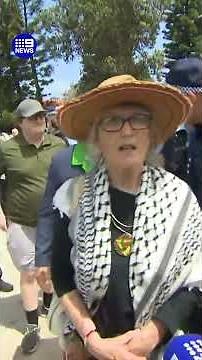 Protester ejected from Bondi vigil | 9 News Australia