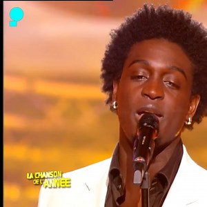 Intemporel 🥰 Corneille interprète son tube "Parce qu'on vient de loin" en live 🎤 | Purecharts