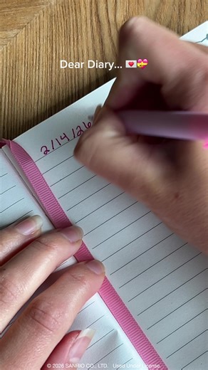 ✍💌💝 The Casebound Notebook features: - A hardcover accented with gold foiling - A ribbon bookmark - 288 lined pages - 100 gsm, acid-free and recyclable paper #HelloKittybyStudioOh #Sanrio #HelloKitty #ValentinesDay