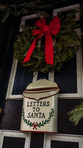 Middleburg during the holidays feels like something out of a dream, with twinkling lights, glowing shop windows, and the quiet charm of Virginia’s countryside dressed for the season. ✨ Slow down and savor it all. 🎄 Sip mulled wine by the fire, browse local boutiques for thoughtful gifts, and take in the festive beauty that makes Middleburg so special this time of year. Midweek or weekend, it’s the perfect escape for a little holiday magic. 🎁 Plan your visit now and stay tuned for December even