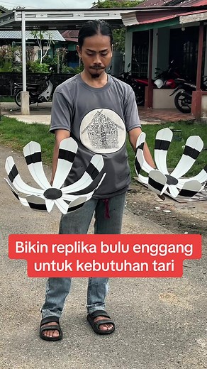Bikin Properti Replika Bulu Enggang untuk Tari