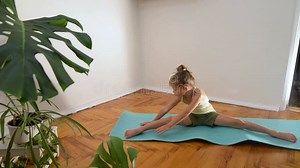 Niña Pequeña Haciendo Yoga En Casa. Almacen De Video - Vídeo de mental, sentada: 255026549