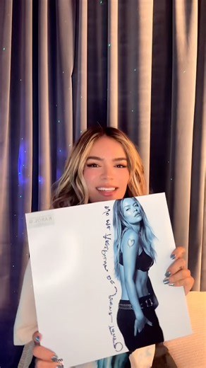 Karol G presents the vinyl for her album “No me arrepiento de sentir tanto”