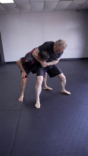 Don’t fear the headlock 👏 There are many ways to get out of a headlock position and it’s great to know for self defense situations. What other ways have you been able to get out of a headlock? #martialarts #selfdefense #headlock #selfdefensetips #martialartist #martialartstips | Dave Kovar