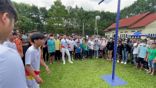 927K views · 13K reactions | Minh Vương ‘thua’ thí sinh dự thi trong game đánh đầu tại ngày hội tuyển sinh tài năng bóng đá HAGL ⚽️ #redbull #hagl #tranminhvuong #tedtrantv | Ted Trần TV | Facebook