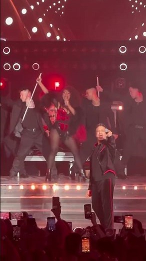 Ari, Kalimba, Érika, M'balia. Dando todo en El Antro! más 90’s Pop Tour #boyband #90spoptour #follow