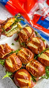 🥨 PRETZEL ROLL SLIDERS 🥨 have you see the viral hack of making sliders with @kingshawaiian rolls, and then repackaging them in the rolls box and bag to bring on your summer adventures?! well now you have!! I LOVE an Italian sub, hoagie, sandwich, grinder.; so of course I would love an Italian mini slider! These pretzel rolls are topped with pesto, mozzarella, Genoa salami, arugula, sundried tomatoes, and balsamic glaze. Once the buns are placed on top, the sliders are cut and placed bag into t