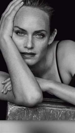 Unseen Fashion runway | The Untold story of 90s super model / Amber Valletta #90s #runway #90svintage #vogue #runwaymodel #fashion #model #90sfashion #90sicons... | Instagram