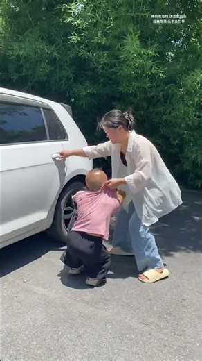 Accidentally hit a guy with car door, and instantly got herself a boyfriend #funny #comedy #smile
