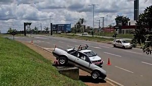 51K views · 198 reactions | Carro Inusitadamente Parado em Canteiro...