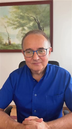 Katar i zapalenie zatok? To jedne z najczęstszych jesiennych dolegliwości. W naszym Centrum Ziołolecznictwa Ojca Grzegorza Sroki stosujemy sprawdzone, naturalne receptury, które pomagają łagodzić objawy i wspierać drogi oddechowe. 🌿 Ziołowe krople bogate w: ✅ Sok z babki lancetowatej ✅ Nalewkę z mięty, tymianku, lukrecji i kwiatu lipy 💊 Aby wzmocnić działanie, stosujemy też recepturę przeciwzapalną w kapsułkach, w której znajdziesz: – Kłącze imbiru i kurkumy – Żywicę kadzidłowca indyjskiego – 