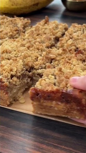 Banana Foster Cheesecake Crumble Bars 🍌 #bananafoster #cheesecakebars #dessert