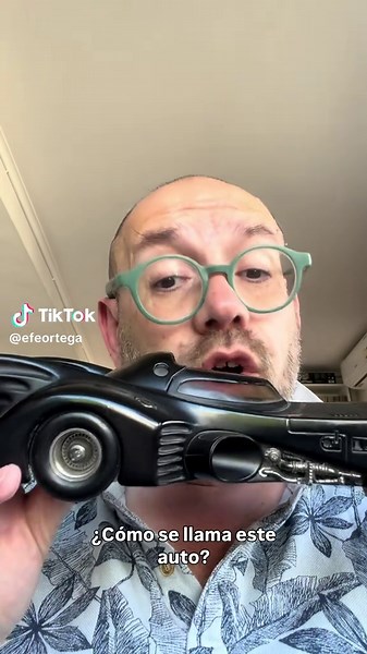¿Cómo se llama este auto, no es lo que piensan? Antes de contestar, vean el reel y ayúdenme con la duda nerd #Batman #Batmobile #Tumbler #thedarkknightreturns