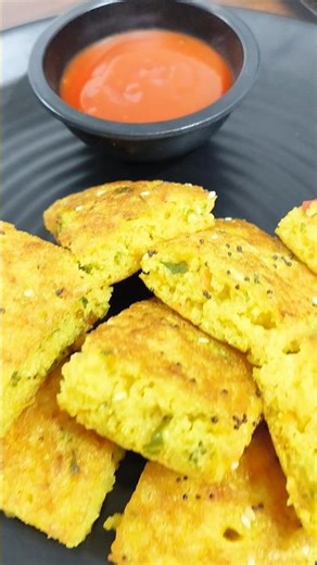 #Handvo #Foodie #Shorts Bro Ye Gujarati Handvo Itna Crispy Nikla 😍🔥 | Instant Snack Recipe