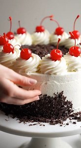 Quick Recipe: Black Forest Cake 🍰🍒 A classic German dessert featuring layers of moist chocolate cake, whipped cream, and cherries—decadent, beautiful, and perfect for celebrations. Ingredients 🍫 Chocolate Cake 2 cups (250g) all-purpose flour 2 cups (400g) granulated sugar ¾ cup (65g) unsweetened cocoa powder 2 tsp baking powder 1 ½ tsp baking soda 1 tsp salt 2 large eggs, room temperature 1 cup (240ml) whole milk ½ cup (120ml) vegetable oil 2 tsp vanilla extract 1 cup (240ml) hot water or cof