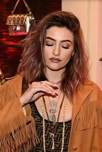 It was in 1️⃣9️⃣9️⃣8️⃣ that Michael Jackson and his wife Debbie Rowe welcomed their first and only daughter! 😮🥰 Paris grew up into a decent woman who drives everyone crazy with her crystal blue eyes and striking resemblance to the King of Pop! 😍🤭 She became a popular singer and actress of whom her late dad would surely be proud! 🤗👏 Lately, she has got engaged to actor Justin Long! 💍✨ The rare snapshots from the emotional proposal 👇 | Christie Dutton