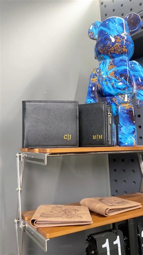 Personalize gold foil wallets easily using the xTool M1 Ultra Hot Foil Pen! 🖊💼 Custom names, luxury vibes—perfect for starting your small business! 👉Click the links below or in my bio to learn more about M1 Ultra and the hot foil pen! https://social.xtool.com/4fc3JF1 https://social.xtool.com/4gKxo89 #xtool #m1ultra #hotfoilpen #m1ultrahotfoilpen | xTool