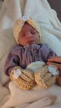 crochet beanie and matching mittens - pattern on my website brunaticality.com ✨