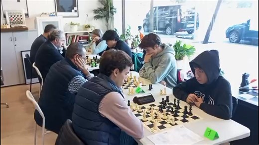 El ajedrez es mucho más que un juego, como vivimos a diario en Ajedrez con Cabeza. Es un lenguaje universal que trasciende edades, géneros y capacidades. En un mismo tablero pueden encontrarse una niña de 6 años, una persona de 80 años, un adolescente, un adulto o una persona invidente… Todos disfrutando del mismo juego y en igualdad de condiciones. Pocas actividades logran lo que el ajedrez consigue: unir a las personas, sin ningún límite o exclusión, a través del pensamiento y el respeto mutuo