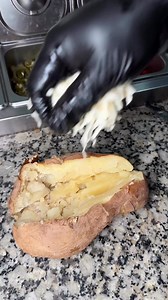 📍Queso Y Papas, lotissement Attawfiq, Semlalia, Marrakech.💰PATATA ASADA : 34 DH.💰POTATO BOX PICCOLO : 45 DH.💰FRITES 9/9 BOX : 40 DH. | 9ossos