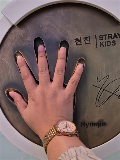 Stray Kids Hand mould at the Lotte Star Avenue Seoul 😍 Hyung lines Bang Chan, Lee Know, Changbin, Hyunjin ❤️❤️ #straykidsedit #lottestaravenue #skzhyungline #youmakestraykidsstay #straykidsvideo