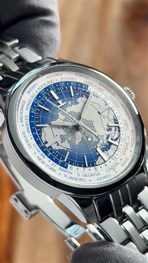 MWL - Watch Collector & Content Creator on Instagram: "⬇️⬇️CAPTION⬇️⬇️ I’ve just added the Jaeger-LeCoultre Geophysic Universal Time to my personal collection, and the more time I spend with it on the wrist, the more convinced I am that this could be the perfect watch for the President of the United States. That might sound dramatic, but hear me out. This watch feels like a miniature “information room” from the Cold War era, distilled into a 41.6mm case. With a single glance at the globe-style d