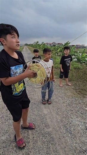 mấy nghệ nhân trẻ kéo diều