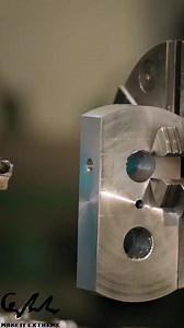 Cutting thread on a lathe #makeitextreme #makeitextremeshorts #lathe #thread | Make it Extreme