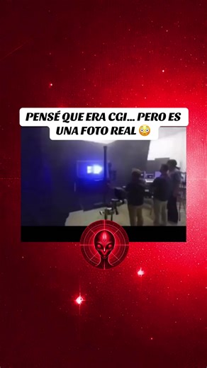 La mayoría cree que el fondo de Windows 10 fue generado por computadora. La realidad es mucho más increíble. Microsoft construyó un set físico real: paneles de vidrio, haces de luz azul, humo y una iluminación milimétricamente controlada. No hay renders. No hay 3D. Es una fotografía real capturada con cámara profesional. A veces, lo que parece más digital… es justamente lo más real. Créditos a sus respectivos creadores. Enviar mensaje al DM para créditos o eliminación. #datoscuriosos #tecnología