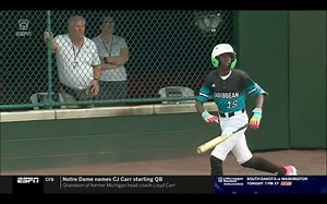 🔥💣 ANTHONY SANTOS GOES DEEP! 💣🔥 Anthony Santos launched a HUGE home run against Canada at the Little League World Series! ⚾🇦🇼 Let’s keep the energy going — Aruba all the way! 💪💙💛 #BaseballAruba #LLWS #ArubaPower | Baseball Aruba