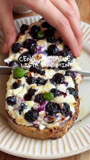 Toast de queso cottage y blueberries — Cena saludable en 10 min