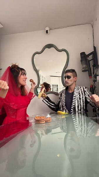 just love this scene jsjsjs #beetlejuice #lydiadeetz #halloweenlook #costume #banana