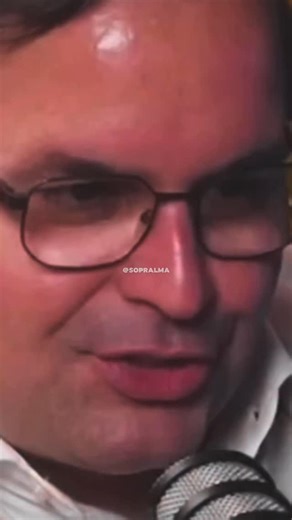 Inspiração & Cortes de Podcast on Instagram: "Ninguém cresce escondido. Existe um engano silencioso que paralisa pessoas talentosas: acreditar que o reconhecimento chega sem exposição. A verdade é que tudo o que frutifica precisa primeiro ser visto. A semente rompe a terra, a luz encontra o rosto, o nome começa a circular. Quando você esconde seu trabalho por medo de críticas, rejeição ou julgamento, você não está sendo humilde, está sendo refém do próprio receio. O mundo não descobre aquilo que