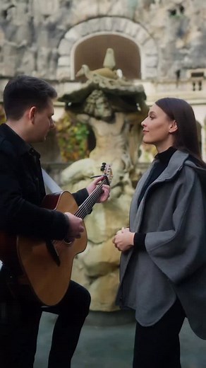 Toulám se nocí a nevím kam jít spát znáš ten pocit Touláš se nocí a možná už mě nechceš znát znám ten pocit A to co bylo už nemůže se odestát Jenomže já tě mám ještě pořád ráda Naší válkou zničená zem a my dva zasypaní popelem můžem to vůbec zkoušet znova Už nevím kdo jsi a kdo já vlastně jsem jestli si na jména vzpomenem nebo je čas si najít nová 🫠 | Kateřina Marie Tichá