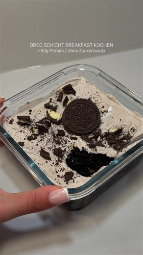 Oreo Schicht Frühstück Zutaten Kuchenbase: - 20g schwarzer Backkakao - 20g More Vegan Protein - 1-2 scoops Chunky Flavour Black and White Cookie Crumble* - 5g Backpulver - 75g Skyr - 1 Ei - 40-50ml Wasser Topping: - 150g Magerquark oder Skyr - 1 scoop Chunky Flavour Black & White Cookie Crumble* - 2 (zuckerfreie) Oreos (feel fit) *mit meinem Code “laetitia” spart ihr immer maximal bei More und supportet mich 💗 / Anzeige -> ab sonntag 11 Uhr 30% auf chunkys -> neue chunkys: Banana Chocolate Crea